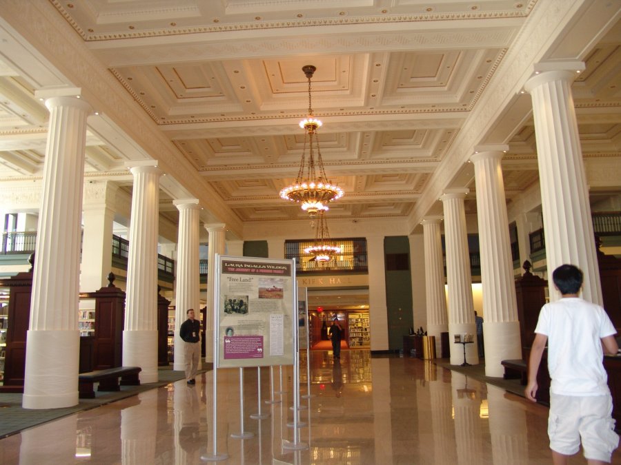 Внутри публичной библиотеки Канзас-Сити